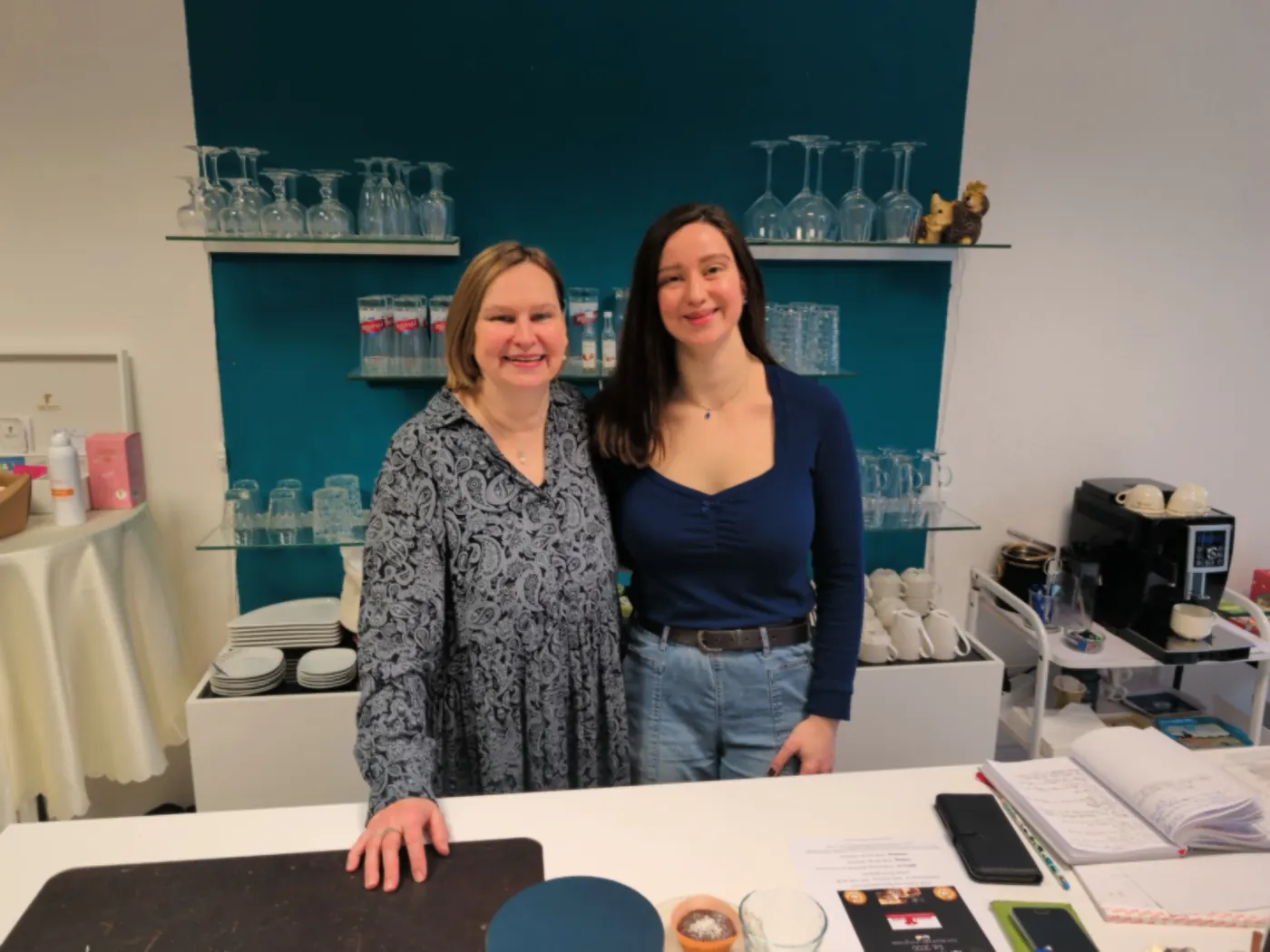Sybille Boy und Siana Mathys an der Theke im Café Calma