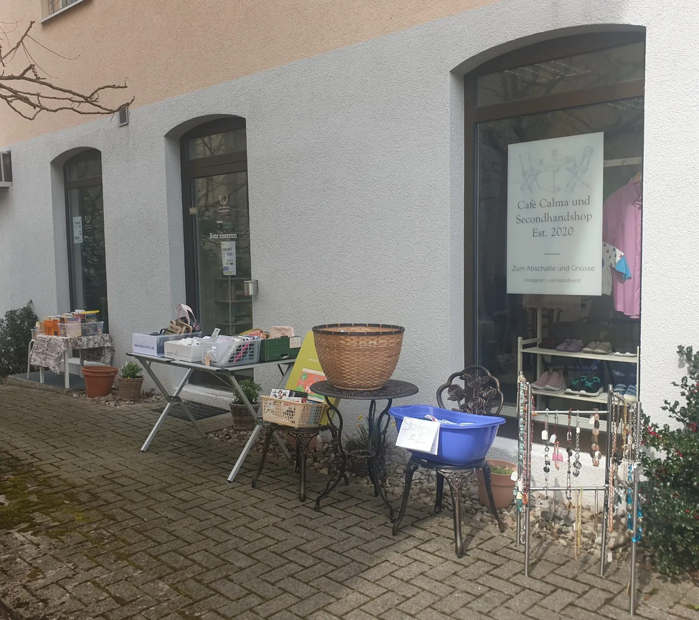 Flohmarkt vor dem Café Calma